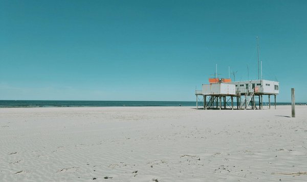 Antares 9 : l'art de naviguer avec élégance et confort.