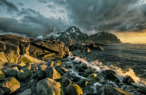 Antares 9 : l'art de naviguer avec élégance et confort.