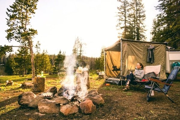Astuces pour réduire le poids de votre sac à dos pour un camping itinérant.